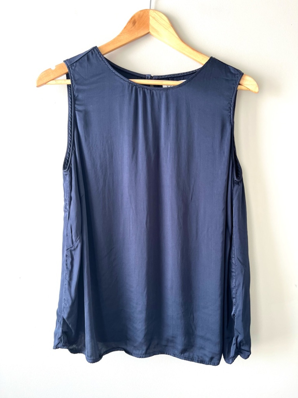 Velvet by Graham & Spencer Navy Sleeveless Viscose Satin Blouse Size Large Chic